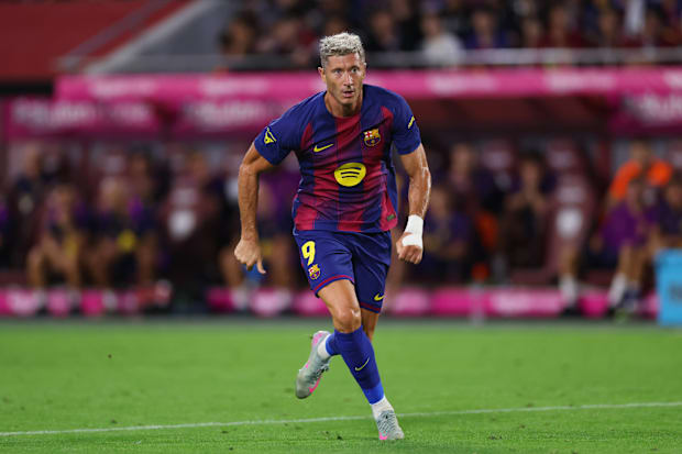 Robert Lewandowski in action for Barcelona.