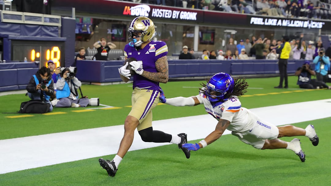 Washington true freshman receiver Raiden Vines-Bright scores a three-yard receiving touchdown against Boise State during Saturday's Bucked Up LA Bowl, which the Huskies won by a score of 38-10.