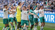 Werder-Spieler feiern mit den Fans den 4:1-Sieg in Gelsenkirchen