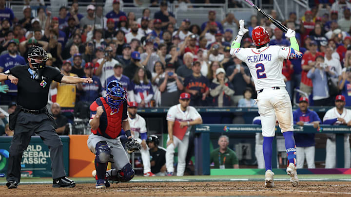 Geraldo Perdomo observa el tercer strike que puso fin al duelo entre República Dominicana y Estados Unidos en las semifinales del Clásico Mundial 2026