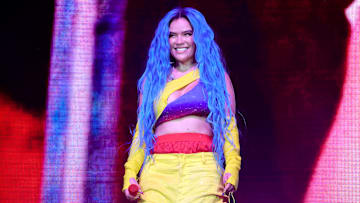 Karol G además interpretó una seguidilla de éxitos latinos con canciones de Ricky Martin y Selena Quintanilla 