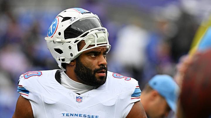 Tennessee Titans defensive tackle Solomon Thomas (90) warms up 