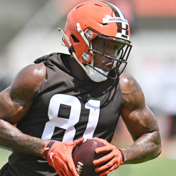 May 13, 2022; Berea, OH, USA; Cleveland Browns tight end Zaire Mitchell-Paden (81) runs with the ball during rookie minicamp at CrossCountry Mortgage Campus. Mandatory Credit: Ken Blaze-USA TODAY Sports