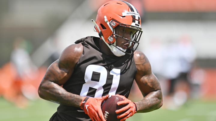 May 13, 2022; Berea, OH, USA; Cleveland Browns tight end Zaire Mitchell-Paden (81) runs with the ball during rookie minicamp at CrossCountry Mortgage Campus. Mandatory Credit: Ken Blaze-USA TODAY Sports