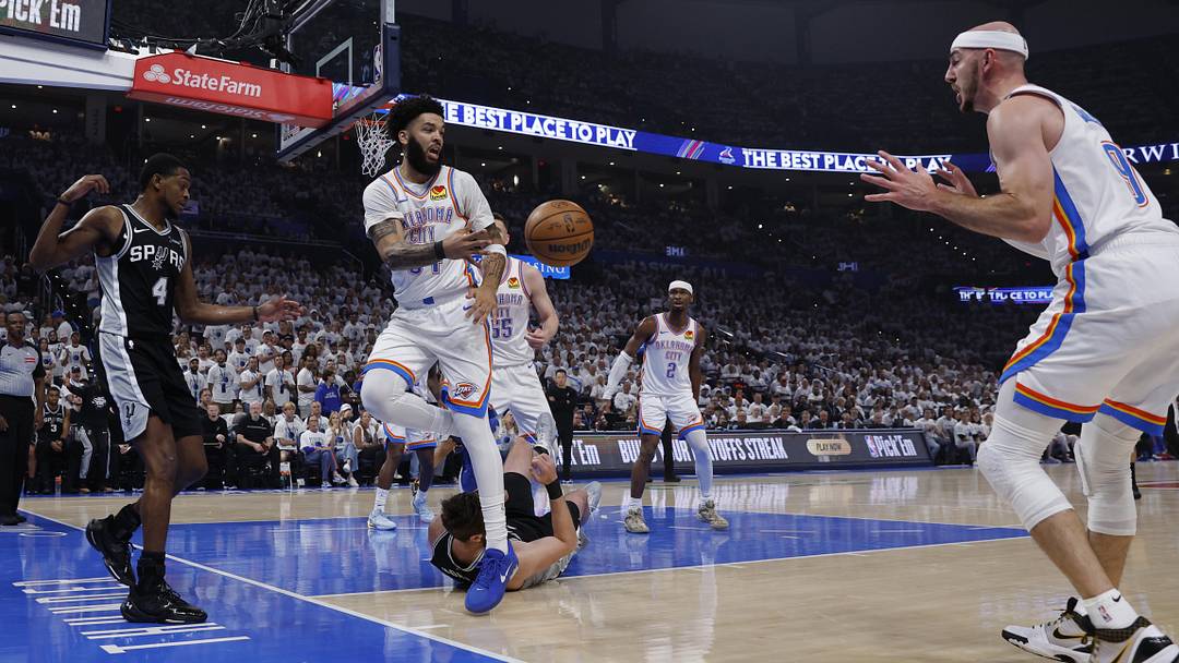 May 26, 2026; Oklahoma City, Oklahoma, USA; Oklahoma City Thunder guard Kenrich Williams (34) passes to guard Alex Caruso (9) during the first quarter against the San Antonio Spurs in game five of the western conference finals for the 2026 NBA playoffs at Paycom Center. May 26, 2026; Oklahoma City, Oklahoma, USA; Oklahoma City Thunder guard Kenrich Williams (34) passes to guard Alex Caruso (9) during the first quarter against the San Antonio Spurs in game five of the western conference finals for the 2026 NBA playoffs at Paycom Center.