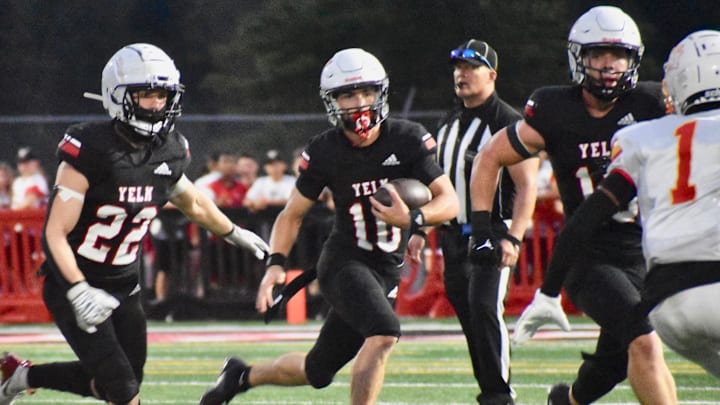 New starting Yelm quarterback Parker Myers scrambles in 2024 opener against Mount Tahoma