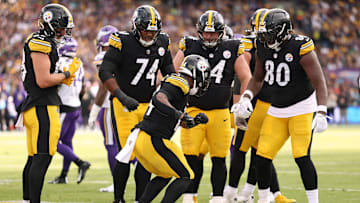 Pittsburgh Steelers running back Kenneth Gainwell celebrates with his teammates after a touchdown