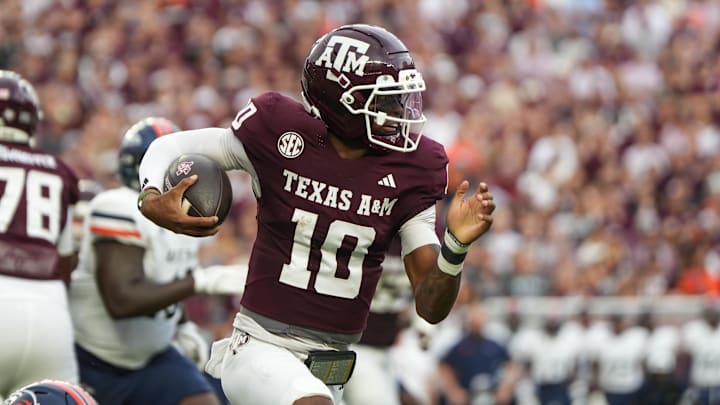 Texas A&M Aggies quarterback Marcel Reed (10) runs with the football in the first quarter against the UTSA Roadrunners at Kyle Field.
