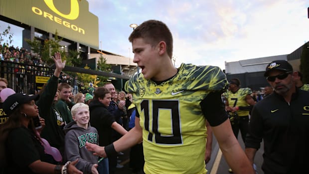 Justin Herbert de Oregon celebra con los fanáticos en el Estadio Autzen después de una victoria sobre Arizona State en 2016.