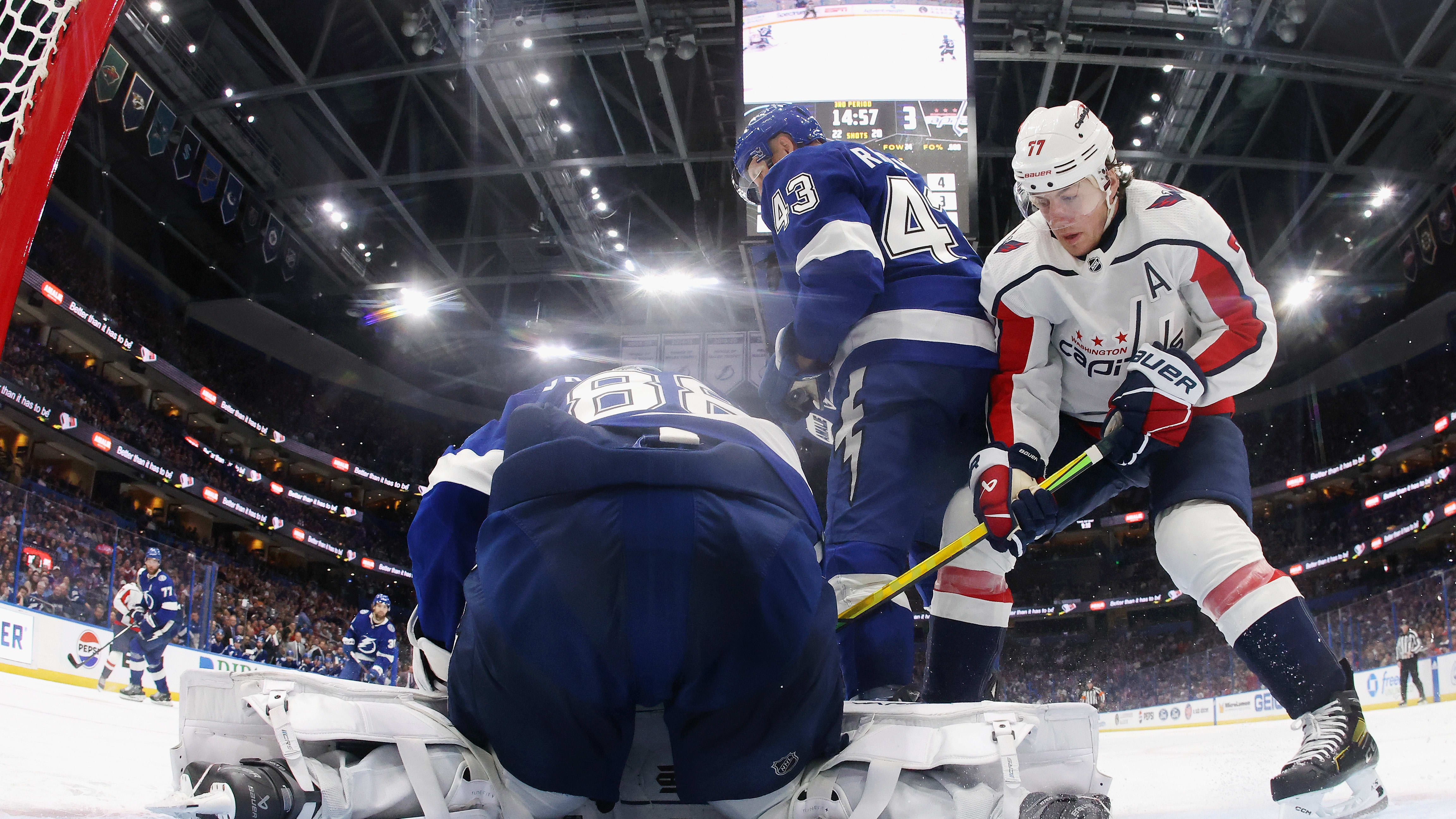 TJ Oshie 和 Anthony Mantha 的最新動態以及首都隊早間滑冰的更多內容