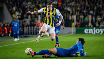 Ryan Kent rakibinden sıyrılmaya çalışıyor.