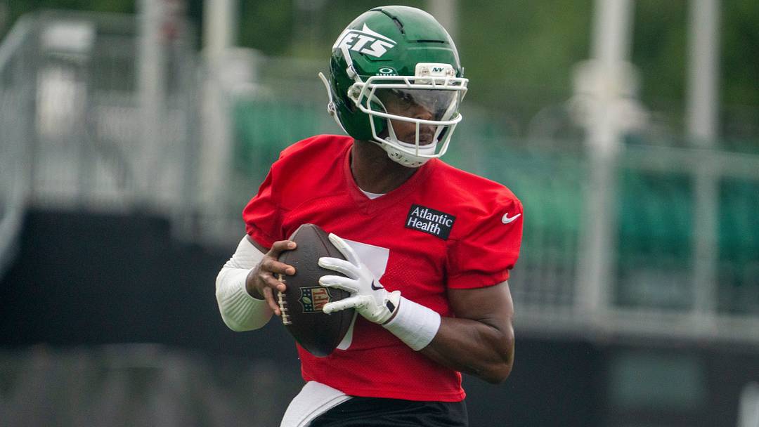 Geno Smith is exceeding expectations early in training camp. Here's what it could mean for the Jets' outlook. Geno Smith is exceeding expectations early in training camp. Here's what it could mean for the Jets' outlook.