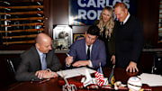 Carlos Rodón junto a su esposa y ejecutivos de los Yankees de Nueva York, en la firma de su contrato