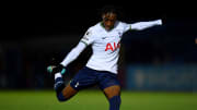 Romaine Mundle spielt in der U23 von Tottenham.