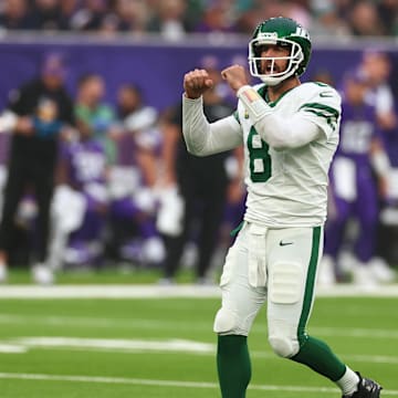 Oct 6, 2024; Tottenham, ENG; New York Jets Quarterback Aaron Rodgers (8) in the 3rd Quarter against Minnesota Vikings at Tottenham Hotspur Stadium. Mandatory Credit: Shaun Brooks-Imagn Images