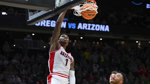  Arizona Wildcats guard Caleb Love (1) dunks the ball against the Oregon Ducks in the second half at Climate Pledge Arena.