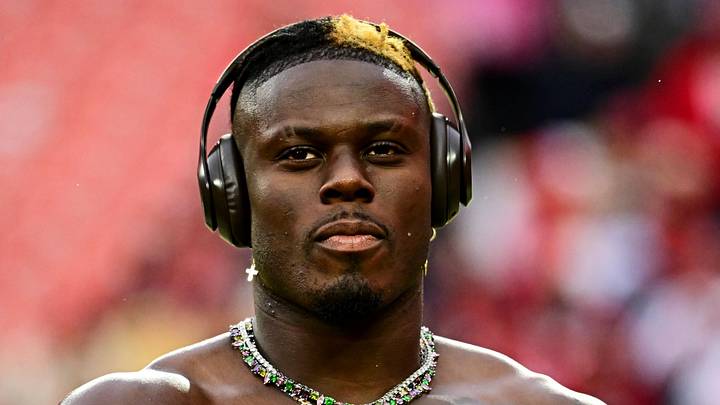 Los Angeles Chargers tight end David Njoku 
