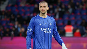 Lucas Chevalier est désormais remplaçant au PSG. Lucas Chevalier est désormais remplaçant au PSG.