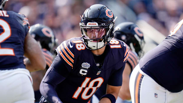 Bears QB Caleb Williams hands off the ball