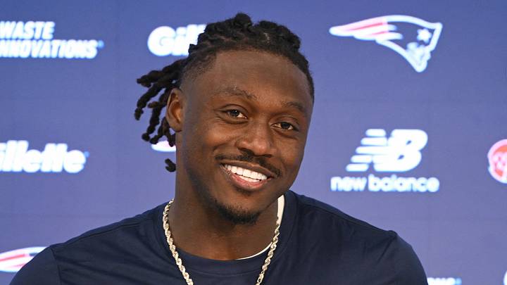 New England Patriots wide receiver A.J. Brown (1),