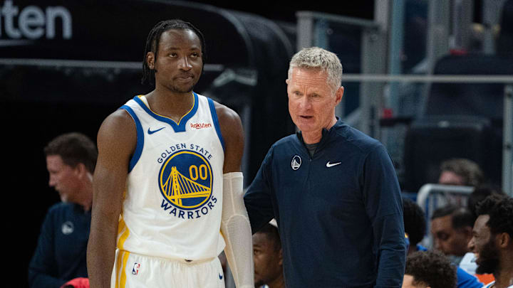 Golden State Warriors head coach Steve Kerr (right) talks to forward Jonathan Kuminga (00) against the San Antonio Spurs at Chase Center.