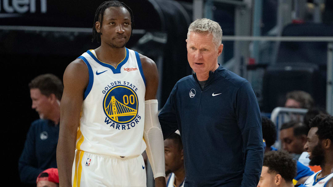 Golden State Warriors head coach Steve Kerr (right) talks to forward Jonathan Kuminga (00) during the third quarter against the San Antonio Spurs at Chase Center.
