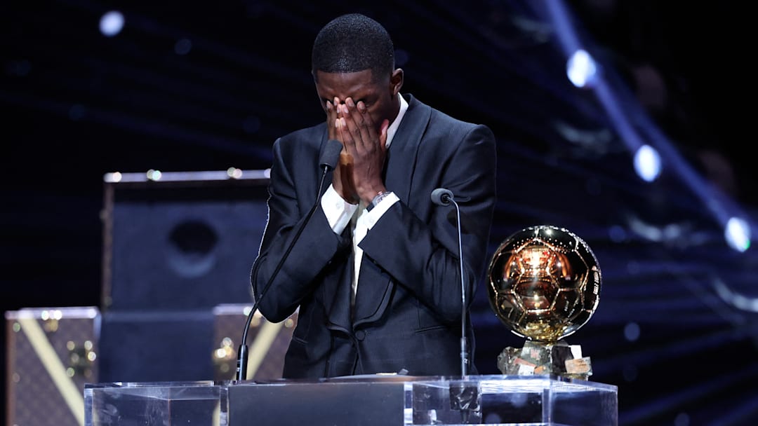 Ousmane Dembélé, très ému après avoir soulevé son Ballon d'Or. 