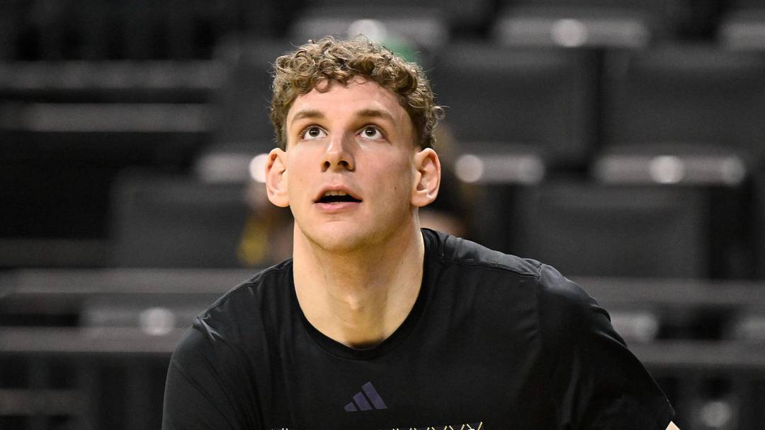 Mar 7, 2026; Eugene, Oregon, USA; Washington Huskies forward Hannes Steinbach (6) warms up before the game against the Oregon Ducks at Matthew Knight Arena. Mandatory Credit: Craig Strobeck-Imagn Images