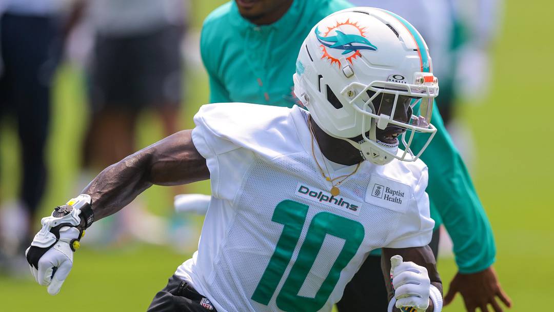 Miami Dolphins wide receiver Tyreek Hill (10) practices during mandatory minicamp at Hard Rock Stadium. Mandatory Credit: Sam Navarro-Imagn Images