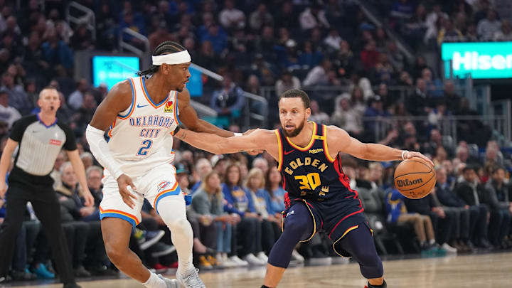 Ngày 29 tháng 1 năm 2025; San Francisco, California, Hoa Kỳ; Hậu vệ Stephen Curry (30) của Golden State Warriors rê bóng trước hậu vệ Shai Gilgeous-Alexander (2) của Oklahoma City Thunder trong hiệp một tại Chase Center. Tín dụng bắt buộc: Cary Edmondson-Imagn Images