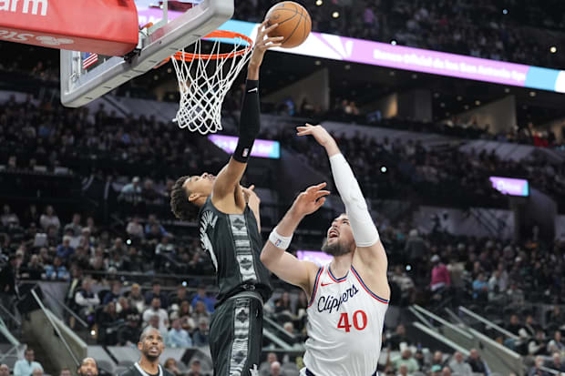 The center of San Antonio Spurs Victor Wembanyama (1) blocks the shooting of the Center of the Clippers Ivica Zubac (40) in the first half at Fr