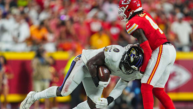 Baltimore Ravens linebacker Roquan Smith (0) intercepts a pass intended for Kansas City Chiefs wide receiver Rashee Rice (4).