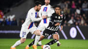 Jean-Mattéo Bahoya im Zweikampf mit Lionel Messi