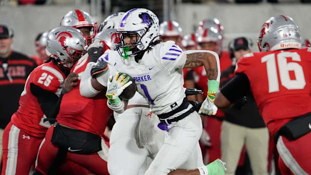 Parker's Na'eem Offord (1) runs for a touchdown against Saraland at Protective Stadium in the 6A State Championship game.