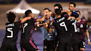 Jugadores de México celebran un gol.