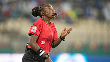 Salima Mukansanga wird eine von drei Schiedsrichterinnen bei der WM in Katar sein