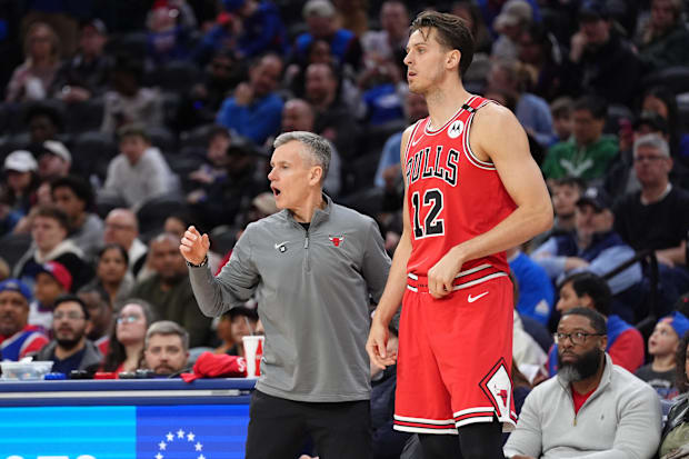 Chicago Bulls head coach Billy Donovan reacts with forward Zach Collins. 