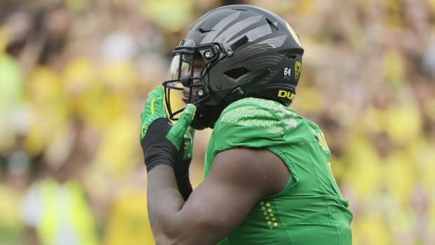 El extremo defensivo de los Oregon Ducks, Jordan Burch (1), celebra después de un saqueo durante la primera mitad contra los Colorado Buffaloes. 