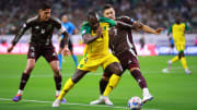 Michail Antonio intenta rebasar a César Montes