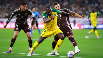 Michail Antonio intenta rebasar a César Montes