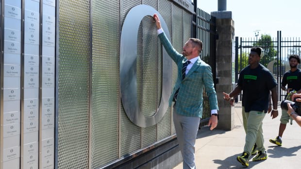 Oregon Ducks head coach Dan Lanning touches the O logo before the game against the Idaho Vandals at Autzen Stadium. 