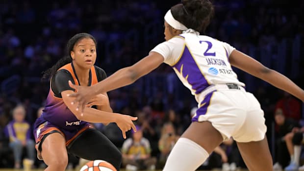 A photo of Monique Akoa Makani throwing a pas