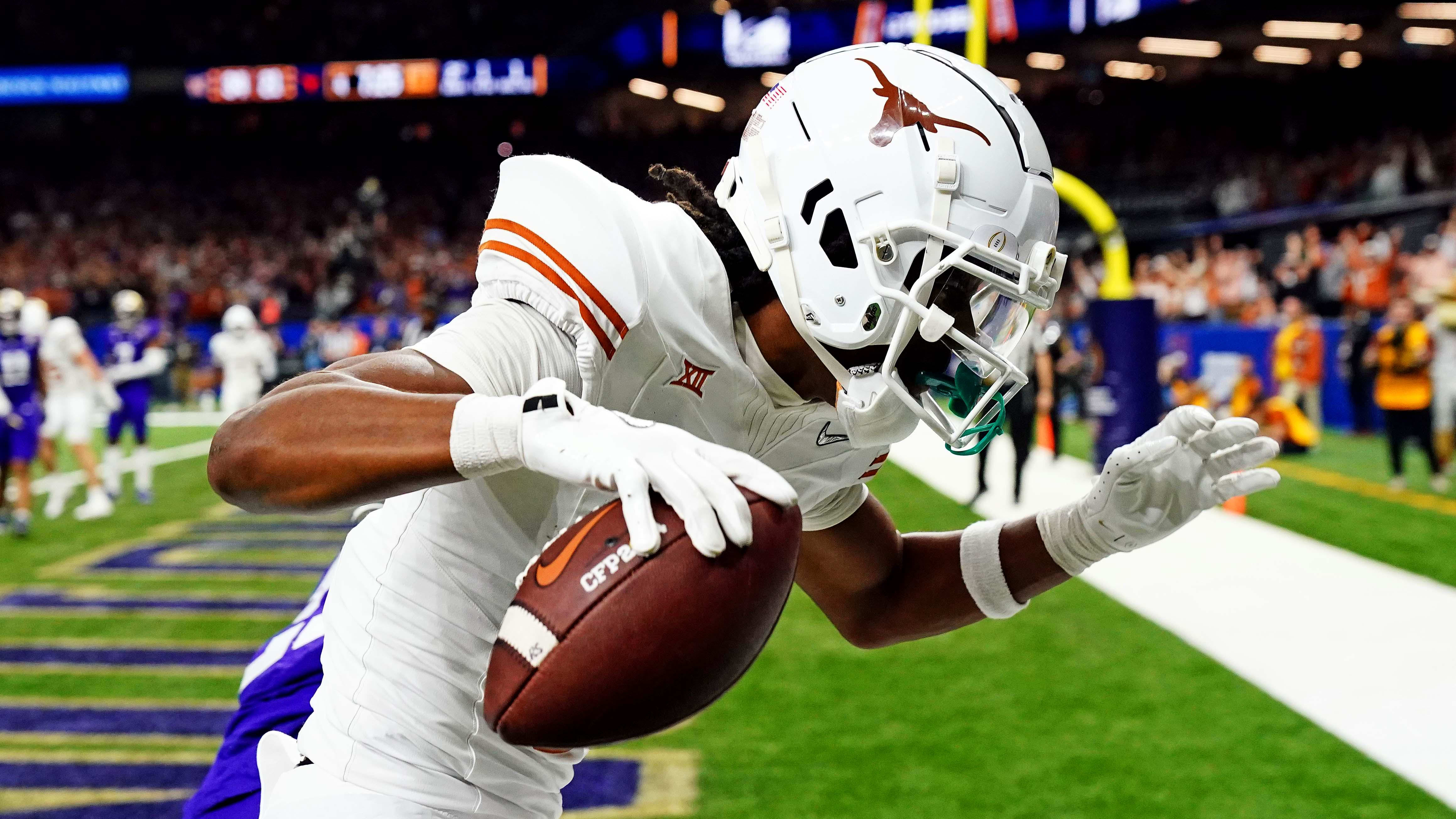 Texas Longhorns wide receiver Adonai Mitchell (5) catches a touchdown against the Washington Huskies.