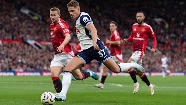 Micky van de Ven's iconic assist against Manchester United