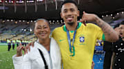 Gabriel Jesus con la madre
