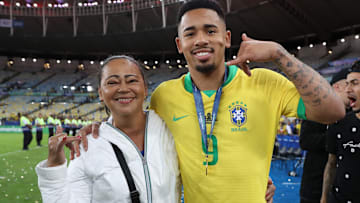 Gabriel Jesus con la madre
