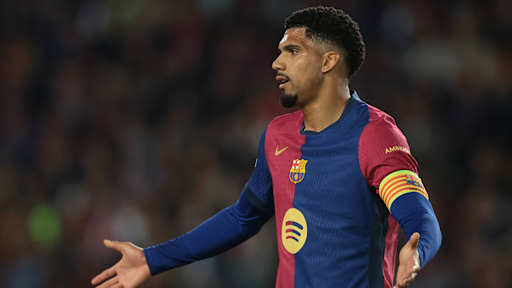Ronald Araujo est sur le départ du Barça. Ronald Araujo est sur le départ du Barça.