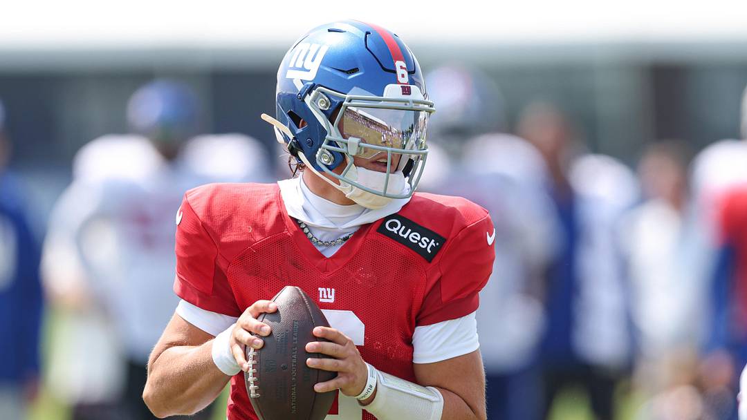 Aug 4, 2025; East Rutherford, NJ, USA; New York Giants quarterback Jaxson Dart (6) drops back to pass during training camp at Quest Diagnostics Training Center. Aug 4, 2025; East Rutherford, NJ, USA; New York Giants quarterback Jaxson Dart (6) drops back to pass during training camp at Quest Diagnostics Training Center.