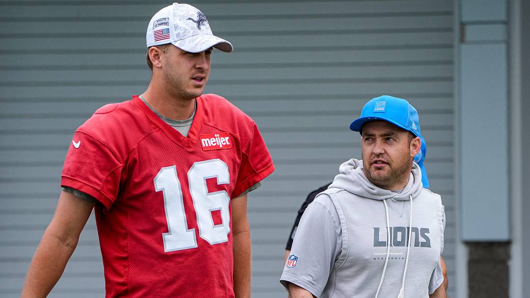 Detroit Lions quarterback Jared Goff (16), left, talk to offensive coordinator Drew Petzing before practice during minicamp 