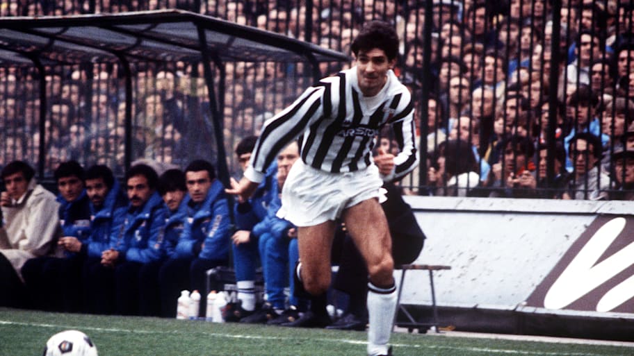 Paolo Rossi chasing after a ball.